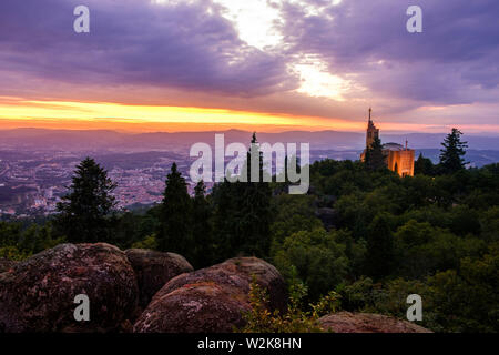 Guimaraes, Portogallo - Luglio 6, 2019: tramonto in cima alla collina Penha, Guimaraes Portogallo Foto Stock