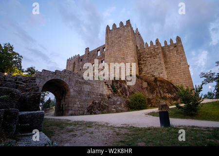 Guimaraes, Portogallo - Luglio 7, 2019 : tardo pomeriggio castello Guimaraes, Portogallo Foto Stock