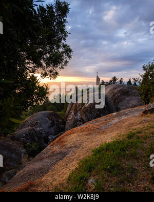 Guimaraes, Portogallo - Luglio 6, 2019: tramonto in cima alla collina Penha, Guimaraes Portogallo Foto Stock