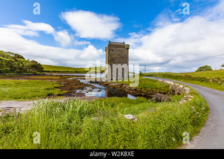 Rockfleet Castle o Carrickahowley Castello sulla Clew Bay uno dei castelli della celebre regina dei pirati Grace O'Malley, nella contea di Mayo in Irlanda Foto Stock