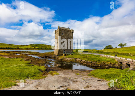 Rockfleet Castle o Carrickahowley Castello sulla Clew Bay uno dei castelli della celebre regina dei pirati Grace O'Malley, nella contea di Mayo in Irlanda Foto Stock