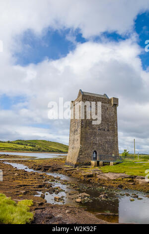 Rockfleet Castle o Carrickahowley Castello sulla Clew Bay uno dei castelli della celebre regina dei pirati Grace O'Malley, nella contea di Mayo in Irlanda Foto Stock