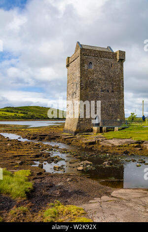 Rockfleet Castle o Carrickahowley Castello sulla Clew Bay uno dei castelli della celebre regina dei pirati Grace O'Malley, nella contea di Mayo in Irlanda Foto Stock