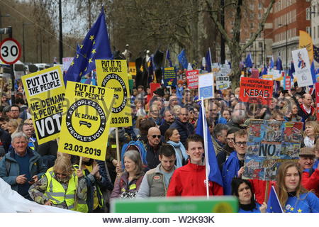 Un anti-Brexit rally a Londra con persone azienda cartelloni giallo in favore di un voto popolare Foto Stock