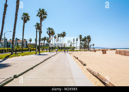La spiaggia di Venezia, lungomare con palme in una giornata di sole in Los Angeles, California, Stati Uniti d'America Foto Stock