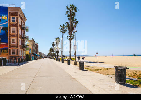 La spiaggia di Venice, California, Stati Uniti d'America - 10 Aprile 2019: la bellissima Venezia zona spiaggia di Los Angeles con una passeggiata pedonale Foto Stock