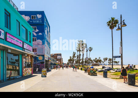 La spiaggia di Venice, California, Stati Uniti d'America - 10 Aprile 2019: famosa per il suo clima artistico di Venezia, distretto costiero con shopping esclusivo e enclavi di alloggiamento Foto Stock