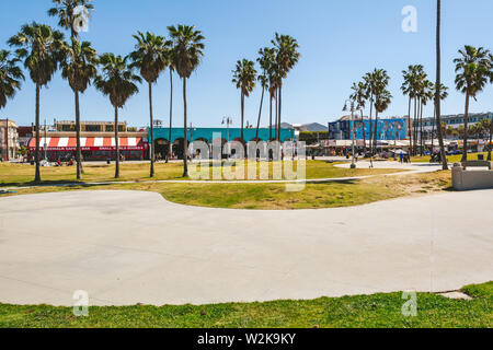 La spiaggia di Venice, California, Stati Uniti d'America - 10 Aprile 2019: vista diurna di Venice Beach Boardwalk. Foto Stock