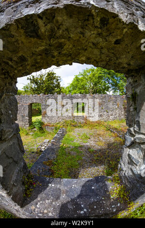 Rovine medievali vicino Thoor Ballylee Castello o torre di Yeats in città se Gort County Galway Irlanda Foto Stock