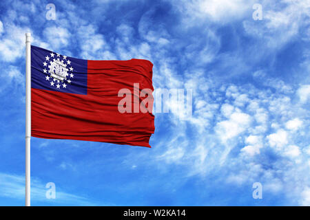 Bandiera nazionale del Myanmar Birmania su un pennone di fronte blu cielo Foto Stock