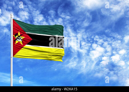Bandiera nazionale del Mozambico su un pennone di fronte blu cielo Foto Stock