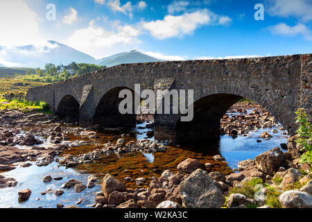 Il vecchio ponte di pietra, Sligachan, Cuillin Hills, Isola di Skye, Ebridi Interne, Scotland, Regno Unito Foto Stock