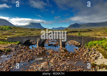 Il vecchio ponte di pietra, Sligachan, Cuillin Hills, Isola di Skye, Ebridi Interne, Scotland, Regno Unito Foto Stock