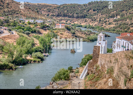 Il fiume Guadiana come passa attraverso Mertola, Portogallo Foto Stock