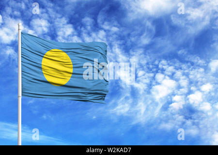 Bandiera nazionale di Palau su un pennone di fronte blu cielo Foto Stock
