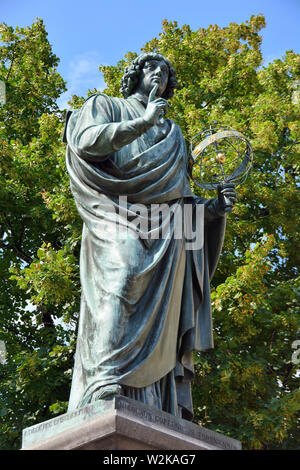 Nicolaus Copernicus statua che si trova nella città vecchia, Toruń, Polonia, Europa Foto Stock