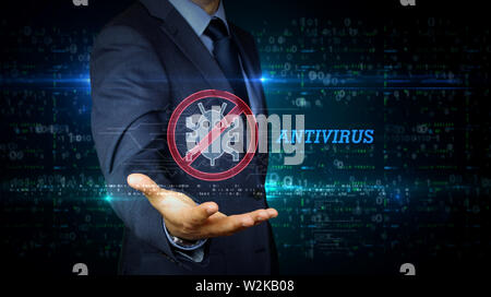 Un imprenditore della tuta toccare lo schermo con il simbolo antivirus ologramma. Uomo con interfaccia virtuale. Firewall e protezione del computer, sicurezza online e c Foto Stock