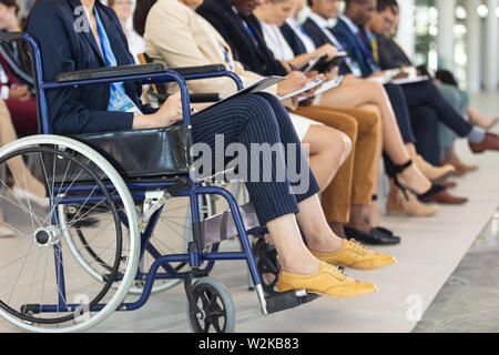 La gente di affari seduti su sedie ascoltando il discorso in sala conferenze Foto Stock