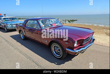 Classic viola Ford Mustang parcheggiata sul lungomare. Foto Stock