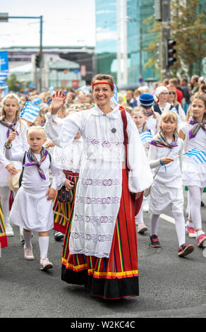 Tallinn, Estonia, 6 luglio, 2019: persone in abiti tradizionali nelle strade di Tallinn Foto Stock