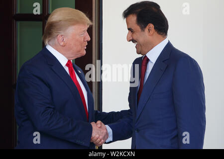 Washington, Stati Uniti d'America. 9 Luglio, 2019. Stati Uniti Presidente Donald Trump (L) accoglie favorevolmente Qatar Emiro Sheikh Tamim Bin Hamad Al-Thani alla Casa Bianca di Washington, DC, Stati Uniti, il 9 luglio 2019. Credito: Ting Shen/Xinhua/Alamy Live News Foto Stock