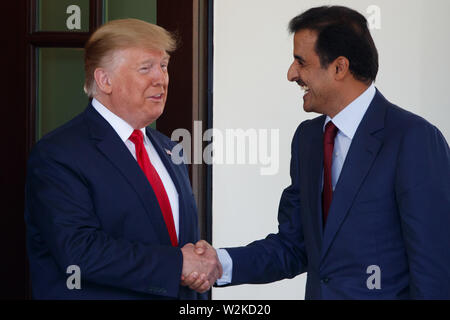 Washington, Stati Uniti d'America. 9 Luglio, 2019. Stati Uniti Presidente Donald Trump (L) accoglie favorevolmente Qatar Emiro Sheikh Tamim Bin Hamad Al-Thani alla Casa Bianca di Washington, DC, Stati Uniti, il 9 luglio 2019. Credito: Ting Shen/Xinhua/Alamy Live News Foto Stock