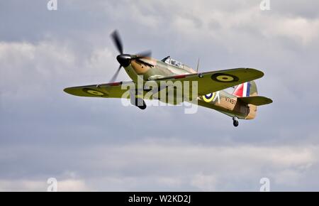 Hawker Hurricane Mk.I V7497 airborne a Shuttleworth Airshow militare il 7 Luglio 2019 Foto Stock