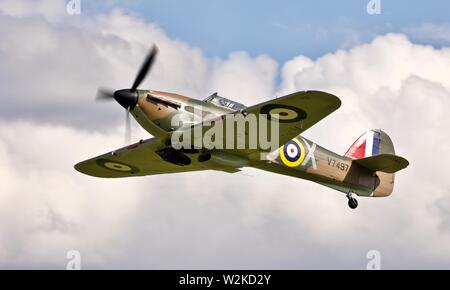 Hawker Hurricane Mk.I V7497 airborne a Shuttleworth Airshow militare il 7 Luglio 2019 Foto Stock