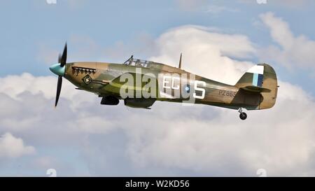 Battle of Britain Memorial Flight Hurricane Mk IIC PZ865 - "l'ultimo dei tanti' airborne al Shuttleworth Airshow militare il 7 Luglio 2019 Foto Stock