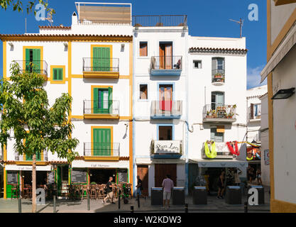 22 Giugno 2019 - Ibiza, Spagna. La colorata Vecchia casa spagnola nella Città Vecchia di Eivissa. Famosa destinazione di viaggio situato in Europa. Foto Stock
