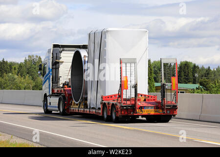 Salo, Finlandia. Giugno 29, 2019. Carico eccezionale di attrezzature industriali da Volvo FH semi rimorchio di trasporto Hosike Oy sulla strada, in vista posteriore Foto Stock