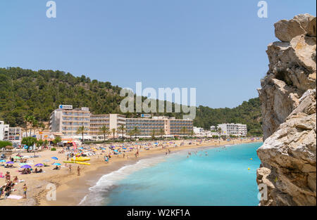 26 Giugno 2019 - Ibiza, Spagna. New Scenic 5 posti Cala de Sant Vicent beach resort sull'isola spagnola di Ibiza. Foto Stock