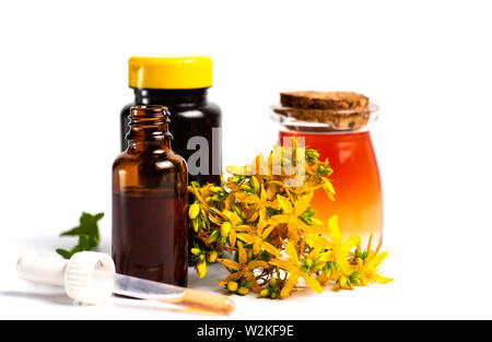Calendula Calendula di olio essenziale erboso e fiori isolati su bianco Foto Stock