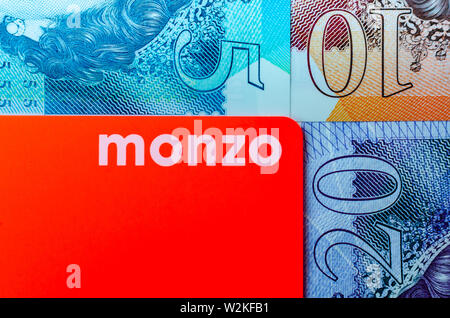 Monzo carta bancaria sullo sfondo della sterlina britannica contanti diverse confessioni. Foto Stock