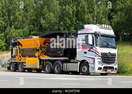 Salo, Finlandia. Giugno 29, 2019. Mercedes-Benz Actros 2653 carrello di trasporto AJP Ky alaggio TANA Shark rifiuti shredder parcheggiato su un arresto carrello cantiere. Foto Stock