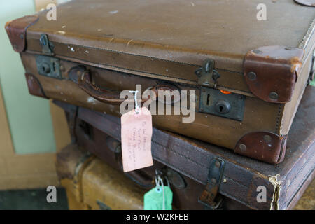 Valigie/bagagli vintage in pelle sulla piattaforma ferroviaria Foto Stock