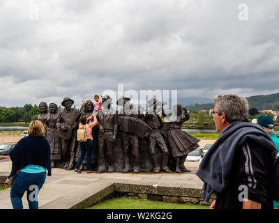 Il Portogallo. Il 18 giugno, 2019. I turisti a piedi passato le statue in bronzo simboleggianti il folklore gruppi alla regione del Minho.Il Camino de Santiago (il modo di San Giacomo è una grande rete di antichi percorsi pellegrino stretching di tutta Europa e provenienti insieme presso la tomba di San Giacomo (Santiago in spagnolo) a Santiago de Compostela nel nord-ovest della Spagna. Il modo portoghese è la seconda più popolare Camino in termini di numero di pellegrini. Da Lisbona a Santiago ci sono circa 610 chilometri circa Un modo che permette a voi come un pellegrino per vedere il Portogallo rurale, piena di campi verdi, i borghi rurali e li Foto Stock