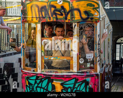 Il Portogallo. Il 30 maggio 2019. I turisti hanno divertimento su un famoso Tram 28.Il Camino de Santiago (il modo di San Giacomo è una grande rete di antichi percorsi pellegrino stretching di tutta Europa e provenienti insieme presso la tomba di San Giacomo (Santiago in spagnolo) a Santiago de Compostela nel nord-ovest della Spagna. Il modo portoghese è la seconda più popolare Camino in termini di numero di pellegrini. Da Lisbona a Santiago ci sono circa 610 chilometri circa Un modo che permette a voi come un pellegrino per vedere il Portogallo rurale, piena di campi verdi, i borghi rurali e cittadine, dove si può avere un bel parlare con gli enti locali Foto Stock