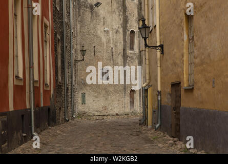 Piccola strada con facciate colorate nel centro di Tallinn, Estonia. Foto Stock