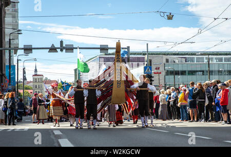 Tallinn, Estonia, 6 luglio, 2019: persone in abiti tradizionali nelle strade di Tallinn, camminando verso la Song Festival Grounds Foto Stock