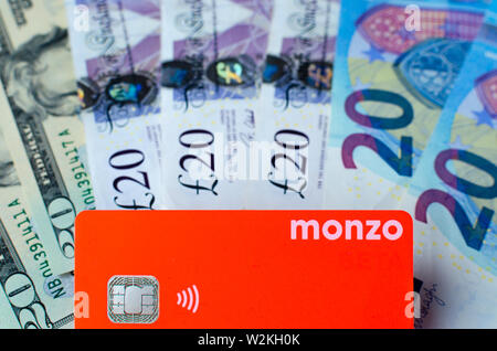 Monzo carta bancaria in contanti di diversi paesi. Scheda con nessun costo per lo scambio di denaro è perfetta per i viaggi. Foto Stock