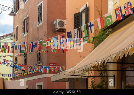 Paese del mondo bandiere appeso sulla strada - Izola, Slovenia Foto Stock