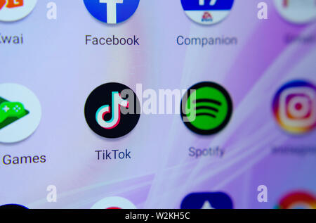 TikTok app immagine sullo schermo dello smartphone. Foto macro. La famosa media app per la creazione e la condivisione di brevi video Foto Stock