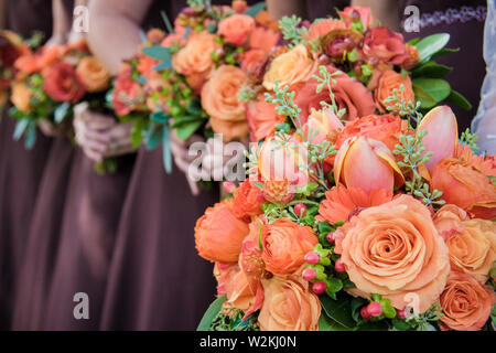 Brides cameriere in un party di nozze fiori di contenimento Foto Stock