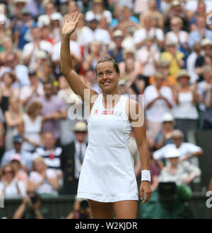 Londra, Regno Unito. 9 Luglio, 2019. Barbora STRYCOVA (CZE) festeggia dopo aver vinto la sua partita contro Johanna Konta (GBR) nella loro Ladies' Singoli Quarti di Finale corrispondono.Fotografo Rob Newell/CameraSport.Wimbledon Lawn Tennis Championships - Giorno 8 - Martedì 9 Luglio 2019 - Tutti England Lawn Tennis e Croquet Club - Wimbledon - Londra - Inghilterra.mondo Copyright Ã' © 2019 CameraSport. Tutti i diritti riservati. 43 Linden Ave. Countesthorpe. Leicester. In Inghilterra. LE8 5PG - Tel: 44 (0) 116 277 4147 - admin@camerasport.com - www.camerasport.com Credito: Andrea, Patrono/ZUMA filo/Alamy Live News Foto Stock