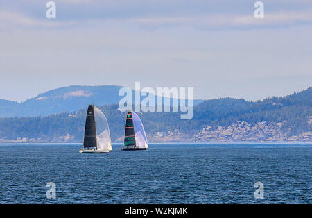 Barche a vela approfittando di una bella giornata nelle acque di San Juan Islands nello stato di Washington. Foto Stock