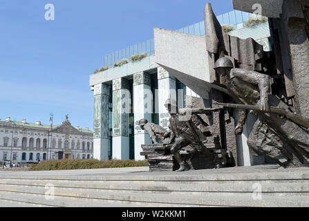 Una delle statue del 1944 Insurrezione di Varsavia monumento mostra il polacco fighters in uscita di una caduta edificio sorge di fronte alla Corte Suprema. Foto Stock