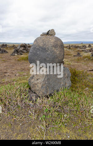 In prossimità di una delle pietre di cairns Laufskálavarða, sud dell'Islanda. Foto Stock