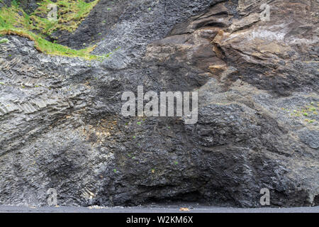 Una sezione di colonne di basalto Reynisfjara sulla spiaggia di sabbia nera, sud dell'Islanda. Foto Stock