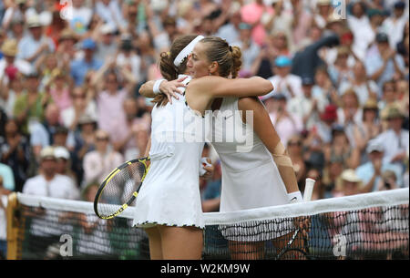 Londra, Regno Unito. 8 Luglio, 2019. Johanna Konta (GBR) e Petra KVITOVA (CZE) dopo il loro Signore' Singles quarto round match. Credito: Andrea, Patrono/ZUMA filo/Alamy Live News Foto Stock